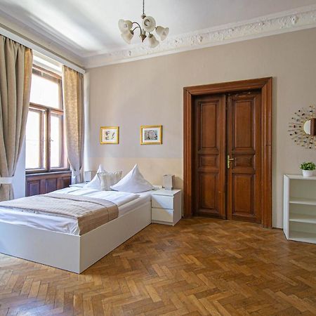 For Celebrations Spacious 3Bdr Apartment With Balcony Прага Екстериор снимка