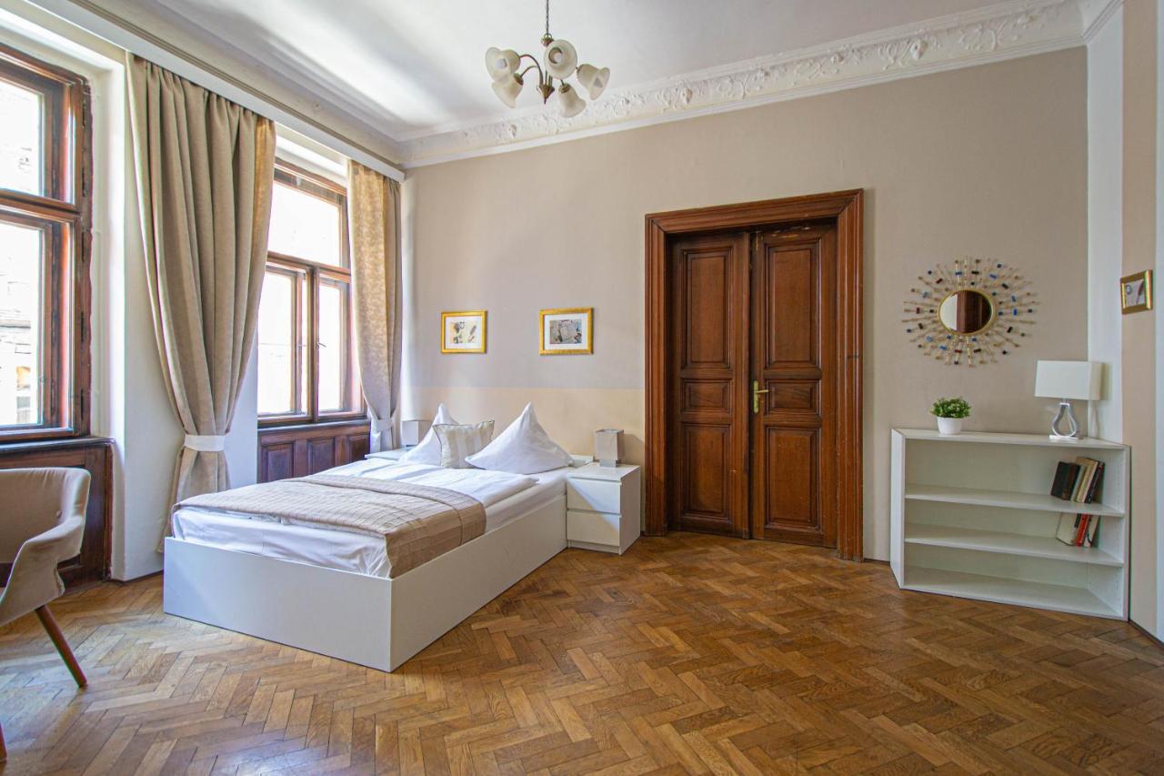 For Celebrations Spacious 3Bdr Apartment With Balcony Прага Екстериор снимка