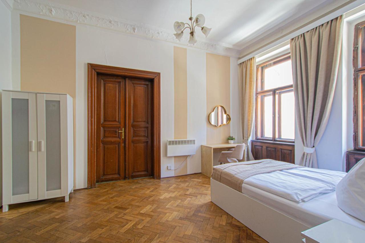 For Celebrations Spacious 3Bdr Apartment With Balcony Прага Екстериор снимка