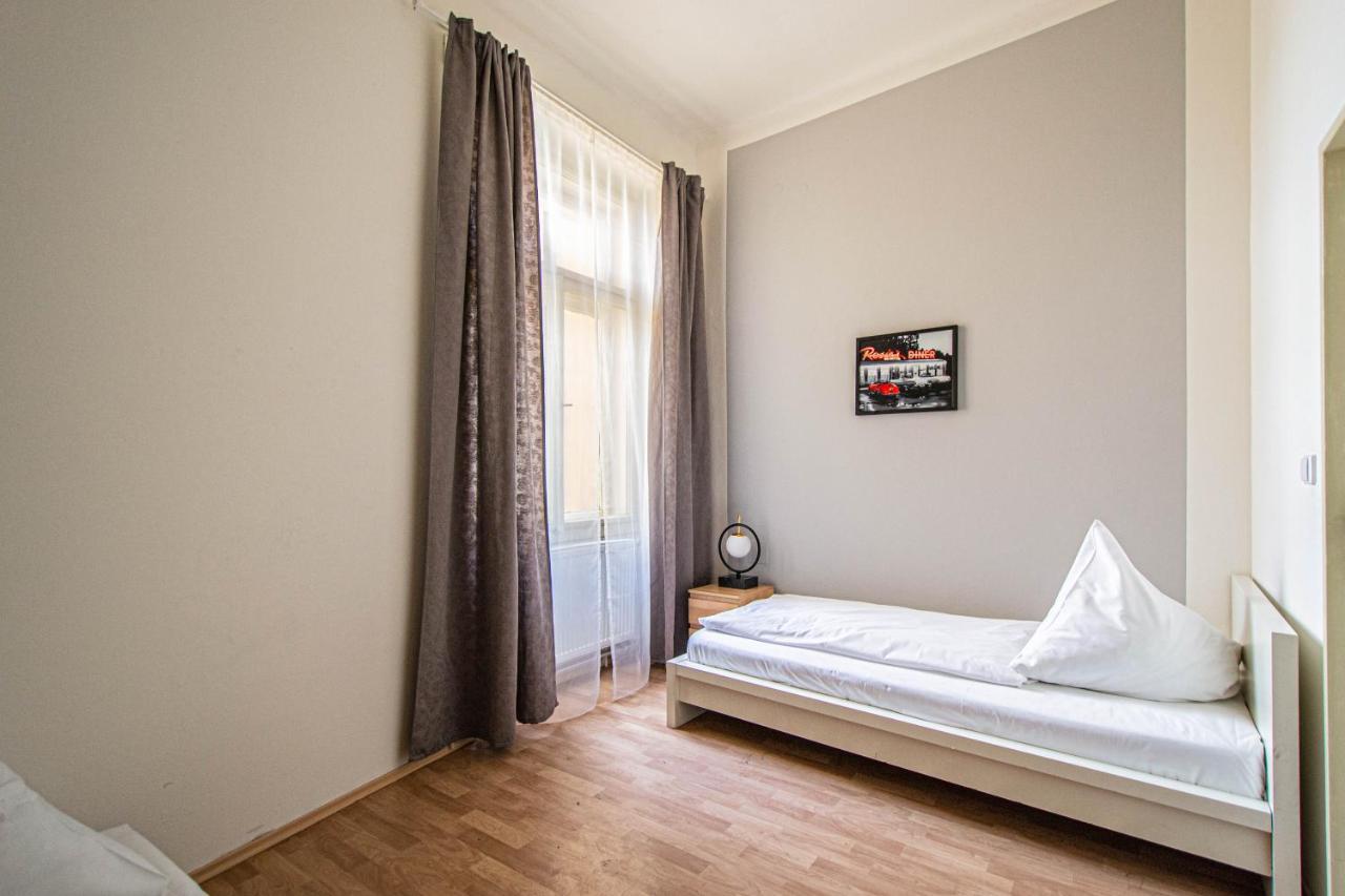 For Celebrations Spacious 3Bdr Apartment With Balcony Прага Екстериор снимка