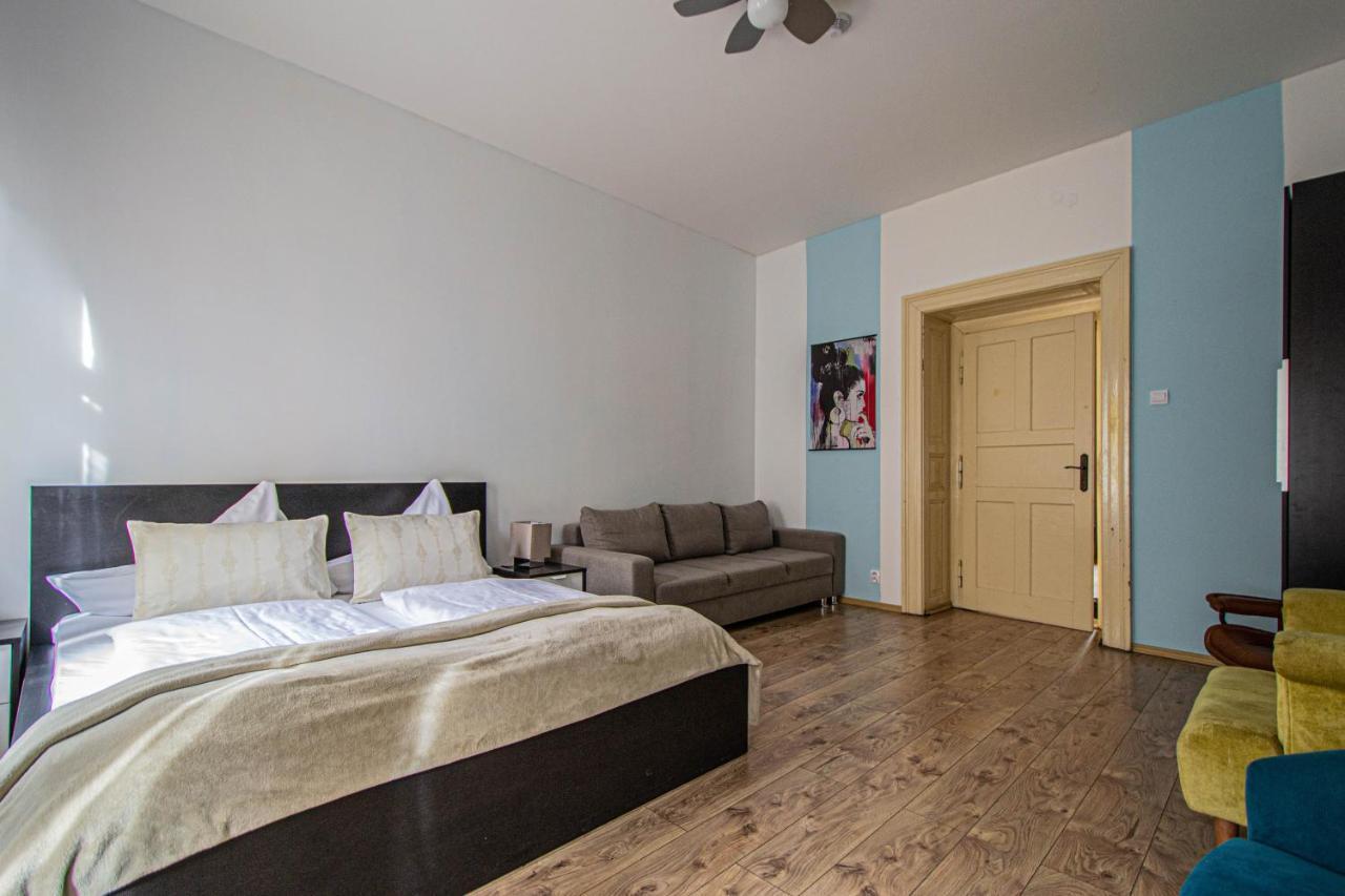 For Celebrations Spacious 3Bdr Apartment With Balcony Прага Екстериор снимка