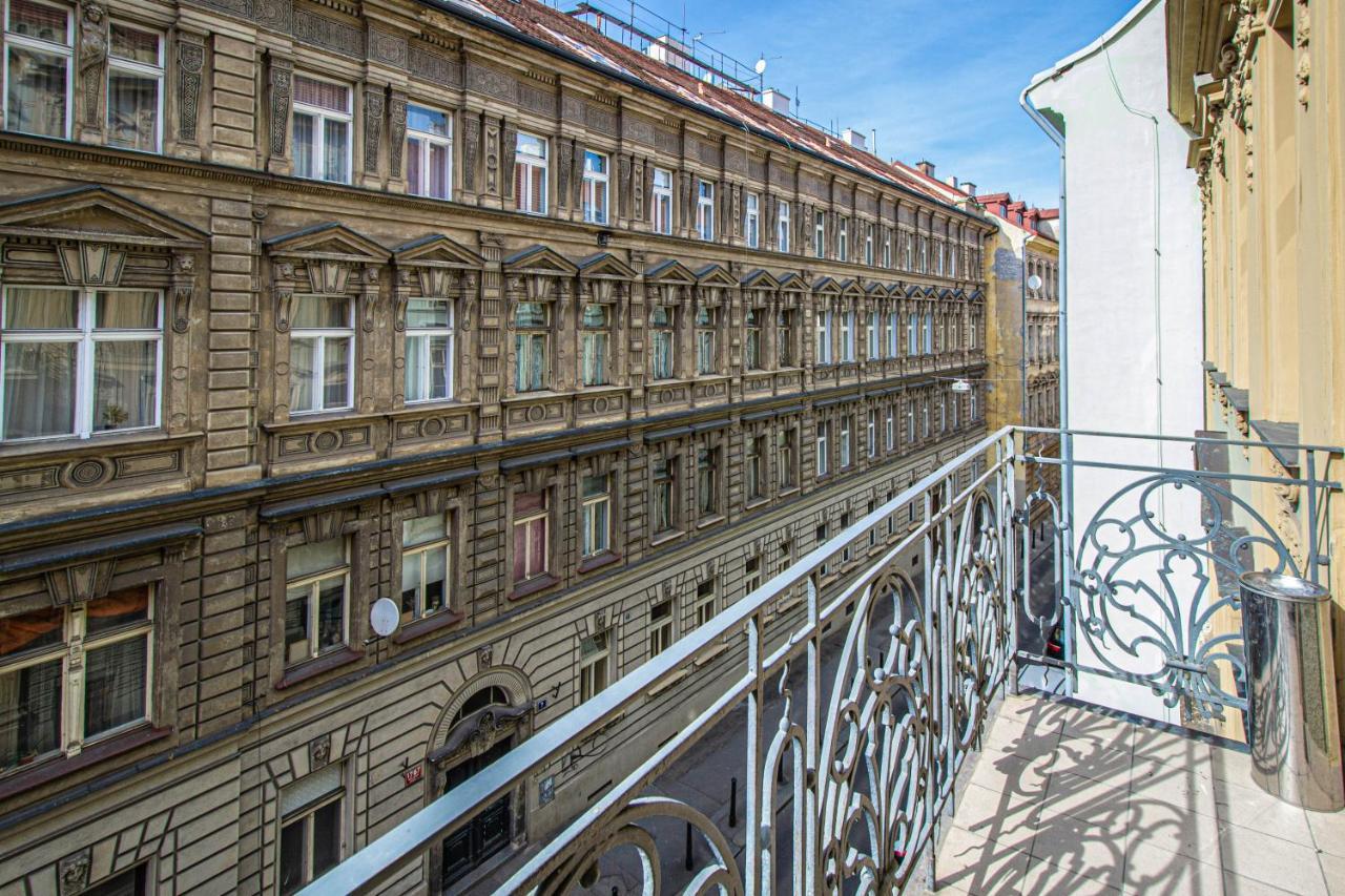 For Celebrations Spacious 3Bdr Apartment With Balcony Прага Екстериор снимка
