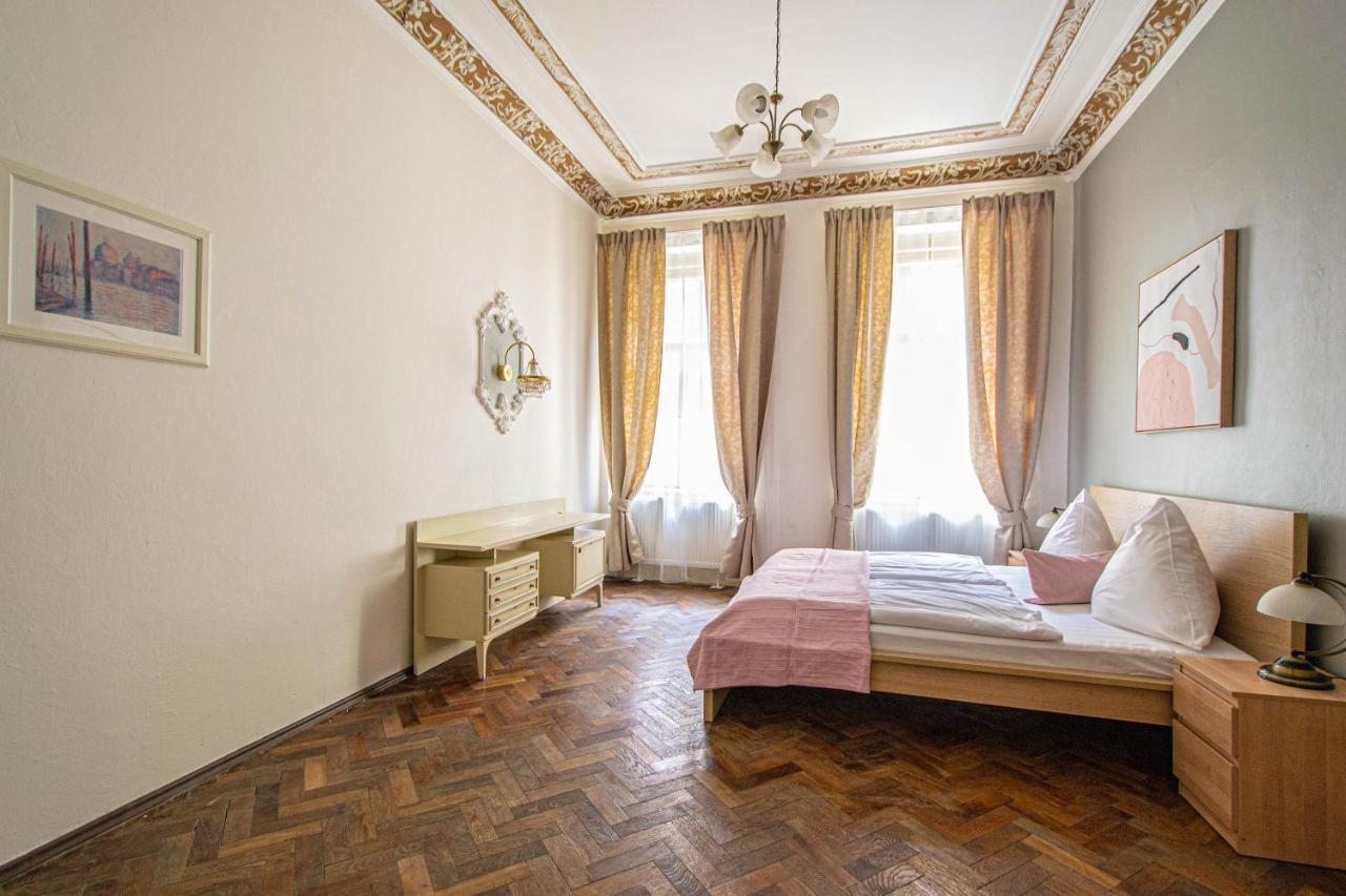 For Celebrations Spacious 3Bdr Apartment With Balcony Прага Екстериор снимка