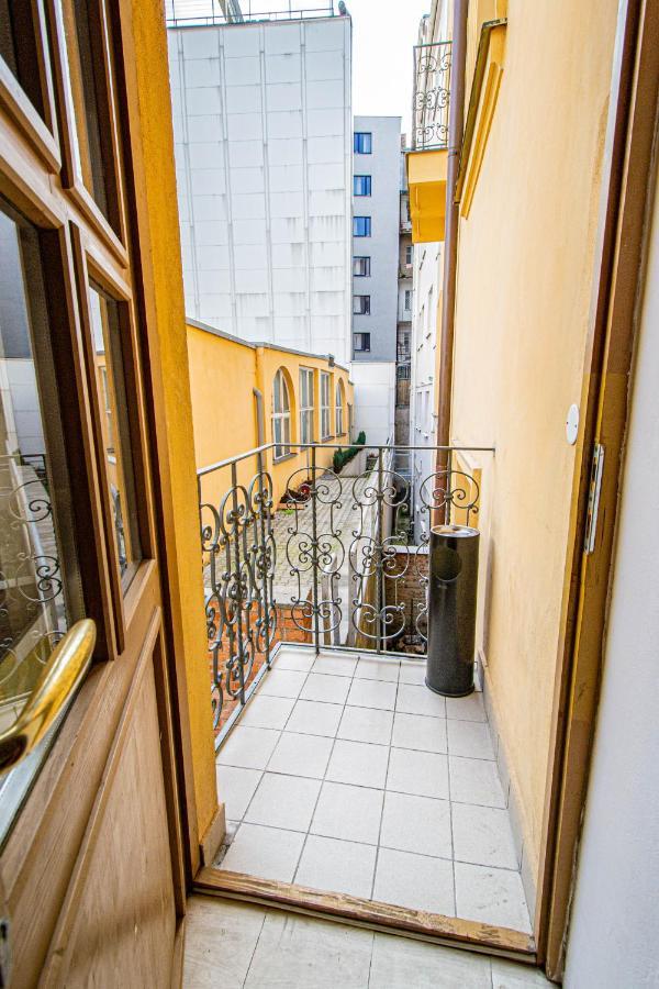 For Celebrations Spacious 3Bdr Apartment With Balcony Прага Екстериор снимка