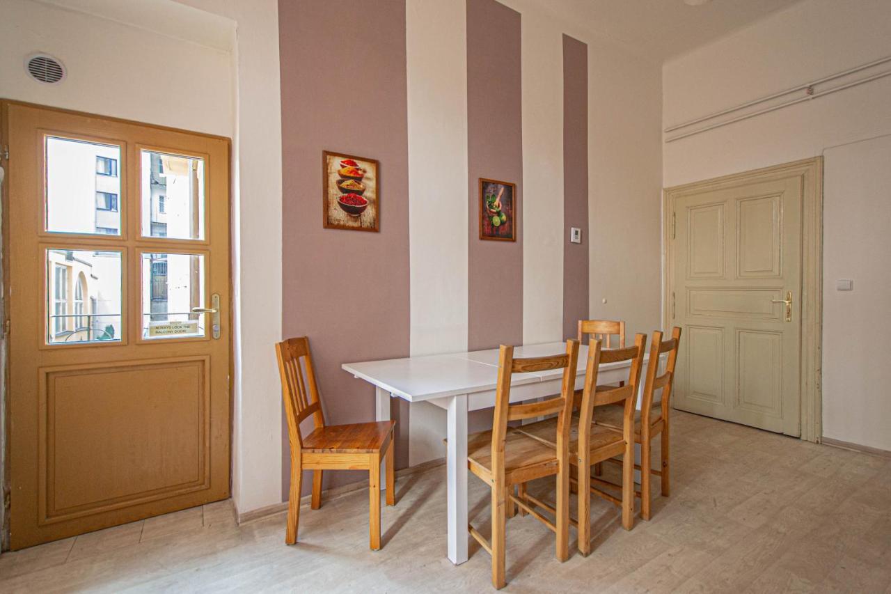 For Celebrations Spacious 3Bdr Apartment With Balcony Прага Екстериор снимка
