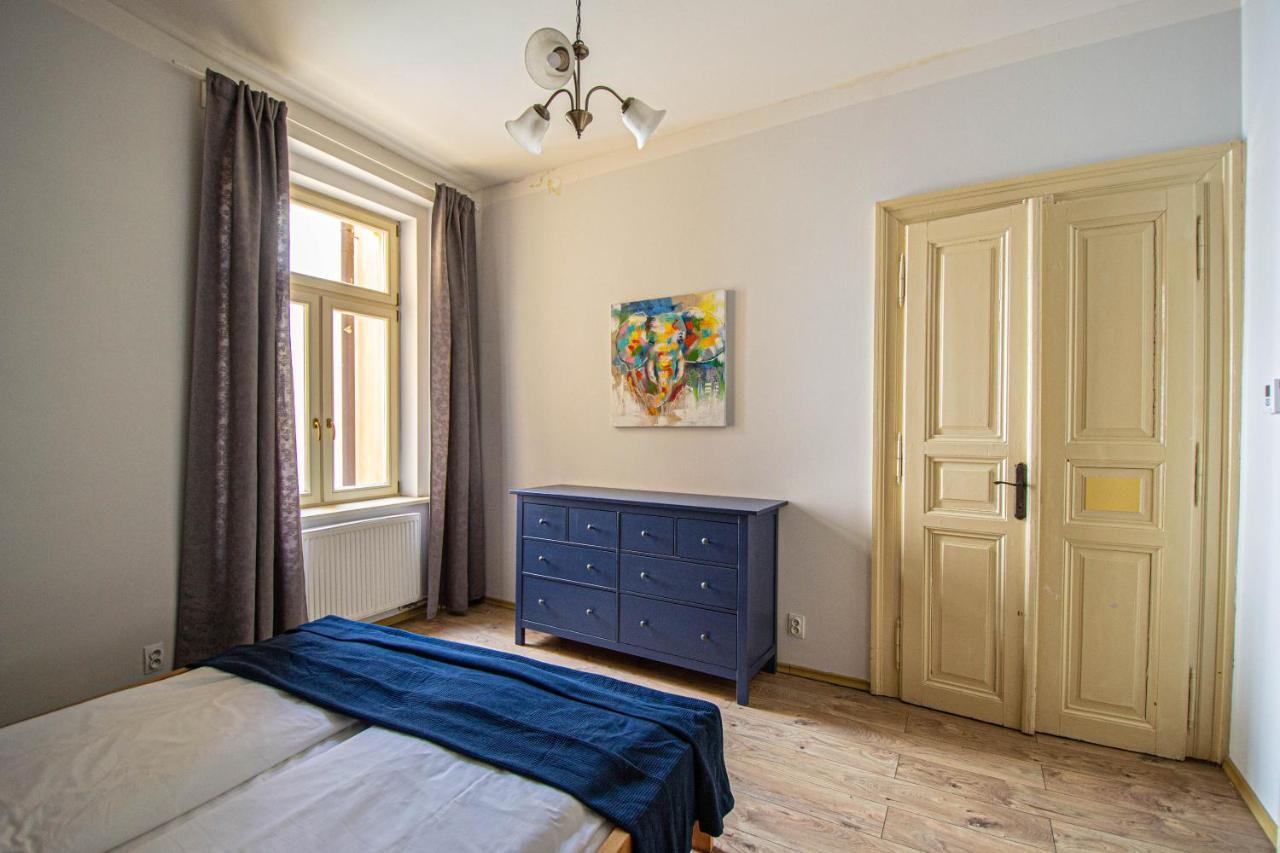 For Celebrations Spacious 3Bdr Apartment With Balcony Прага Екстериор снимка