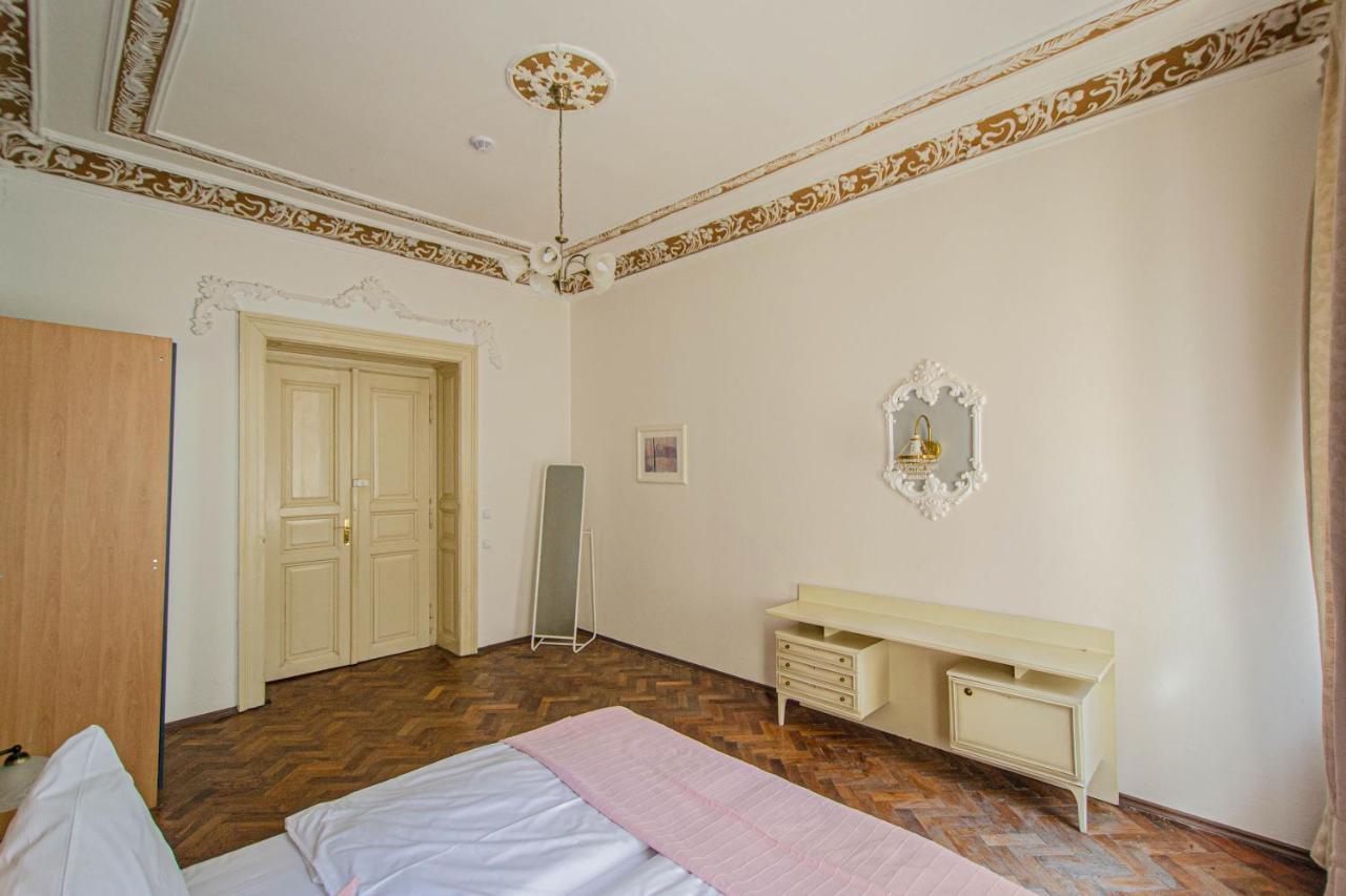 For Celebrations Spacious 3Bdr Apartment With Balcony Прага Екстериор снимка