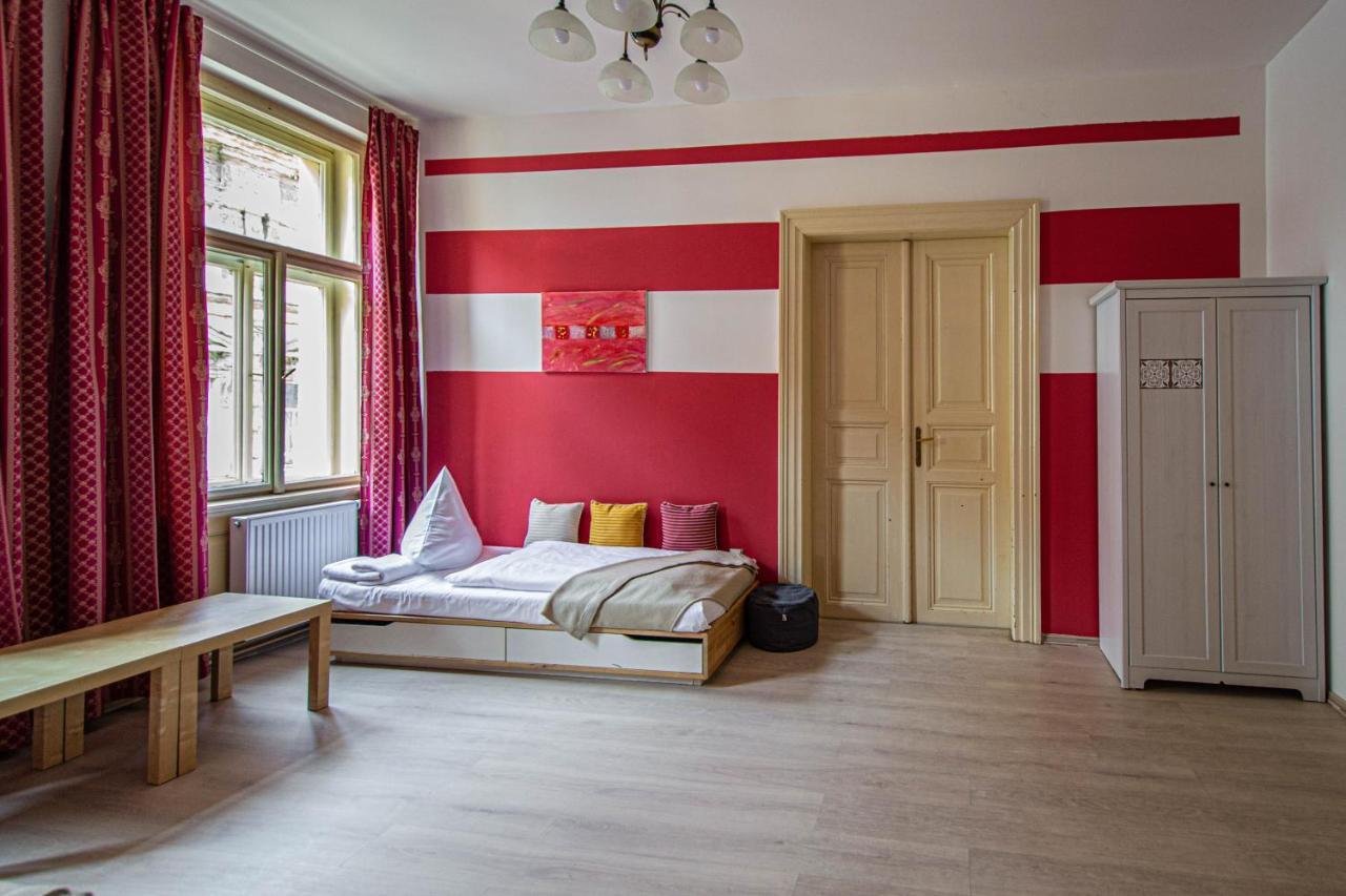 For Celebrations Spacious 3Bdr Apartment With Balcony Прага Екстериор снимка